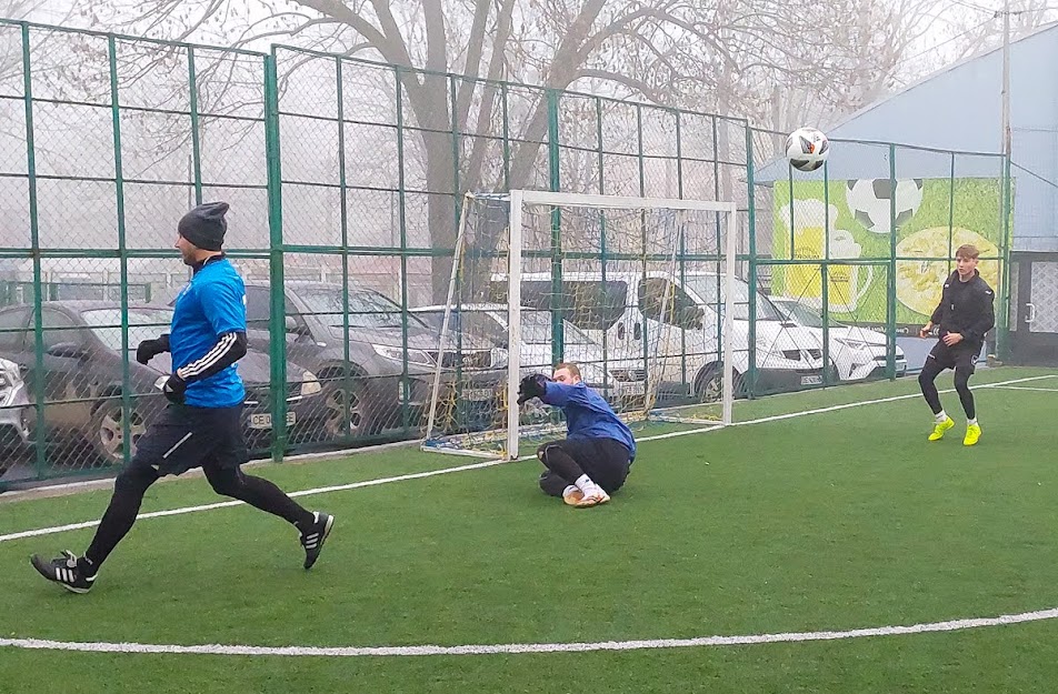 Group of people playing mini football Группа людей играющих в мини-футбол