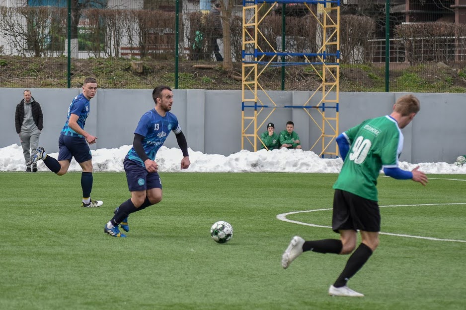 Group of people playing mini football Группа людей играющих в мини-футбол