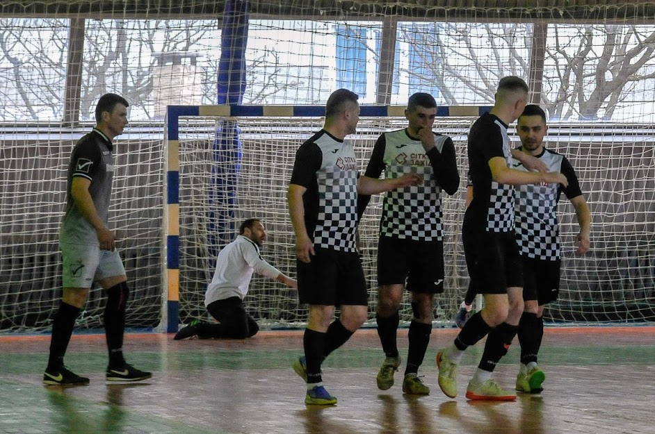 Group of people playing mini football Группа людей играющих в мини-футбол