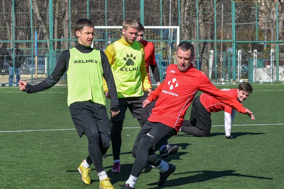 Group of people playing mini football Группа людей играющих в мини-футбол