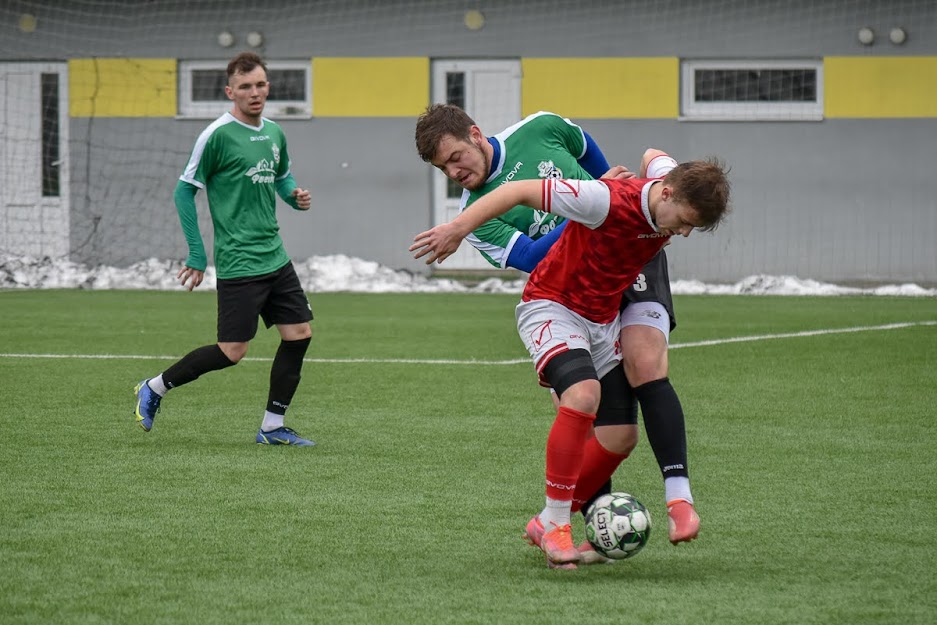 Group of people playing mini football Группа людей играющих в мини-футбол