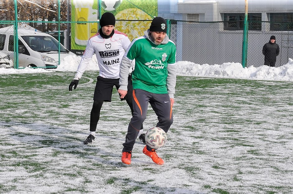 Group of people playing mini football Группа людей играющих в мини-футбол