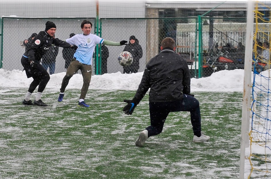 Group of people playing mini football Группа людей играющих в мини-футбол