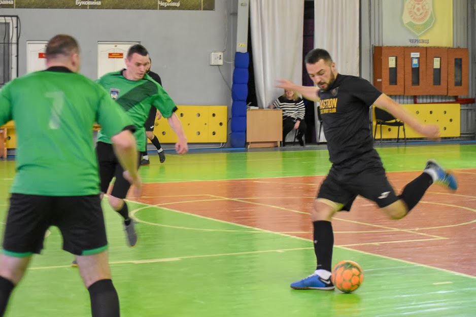 Group of people playing mini football Группа людей играющих в мини-футбол