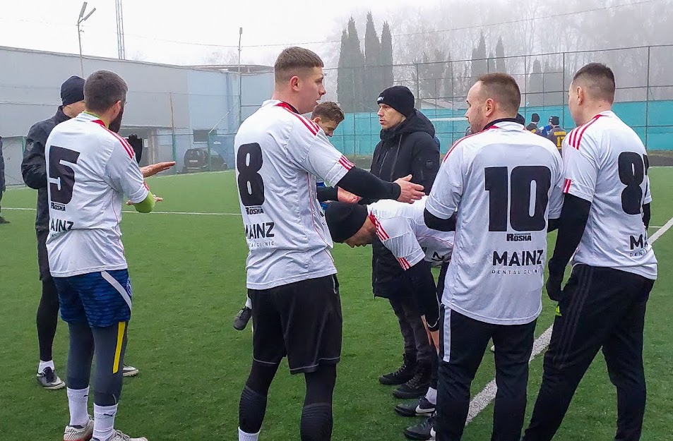 Group of people playing mini football Группа людей играющих в мини-футбол