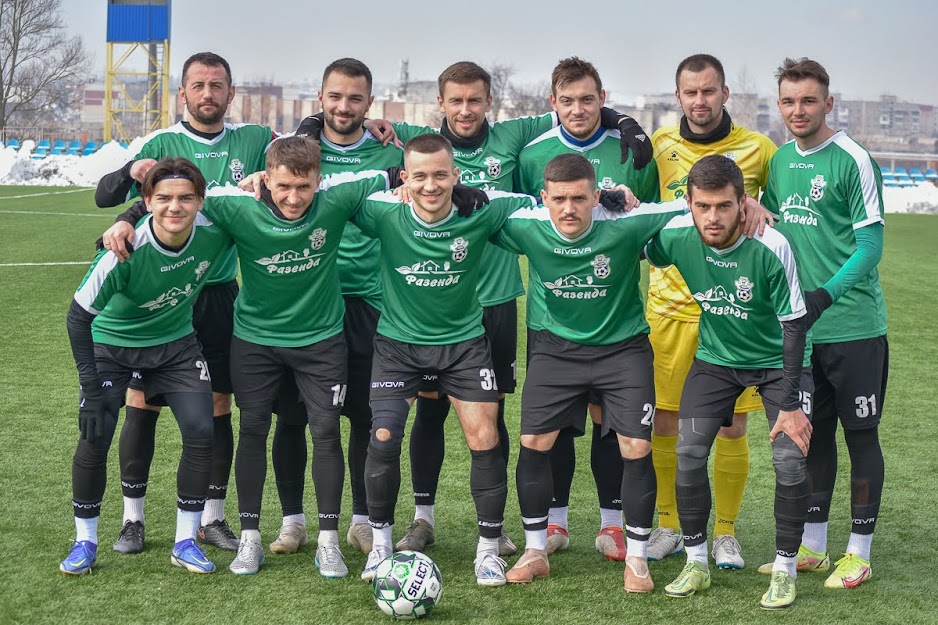 Group of people playing mini football Группа людей играющих в мини-футбол