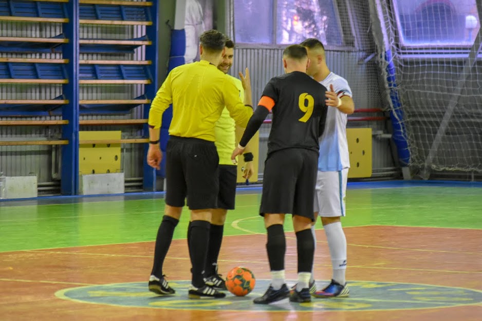 Group of people playing mini football Группа людей играющих в мини-футбол