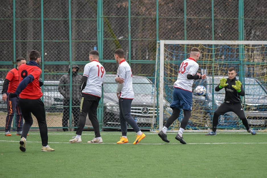 Group of people playing mini football Группа людей играющих в мини-футбол