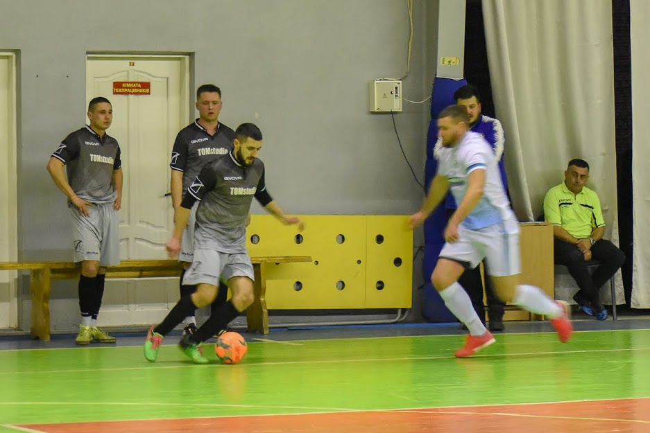 Group of people playing mini football Группа людей играющих в мини-футбол