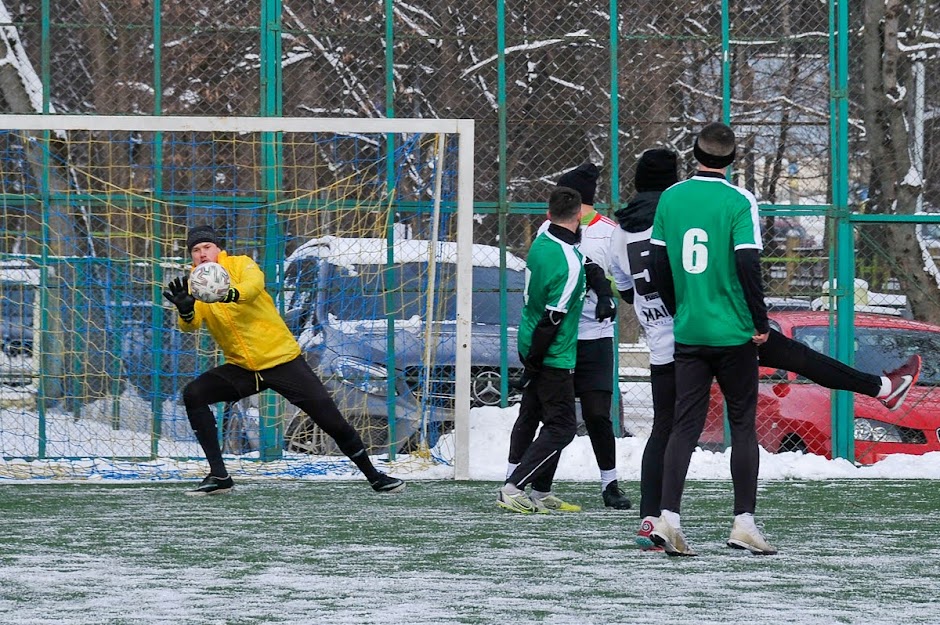 Group of people playing mini football Группа людей играющих в мини-футбол