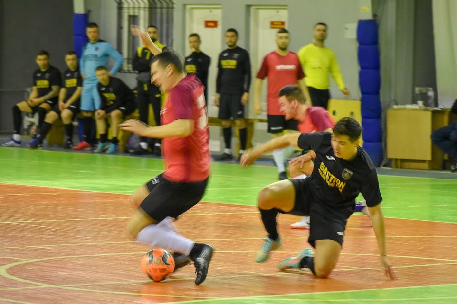 Group of people playing mini football Группа людей играющих в мини-футбол