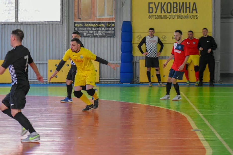 Group of people playing mini football Группа людей играющих в мини-футбол