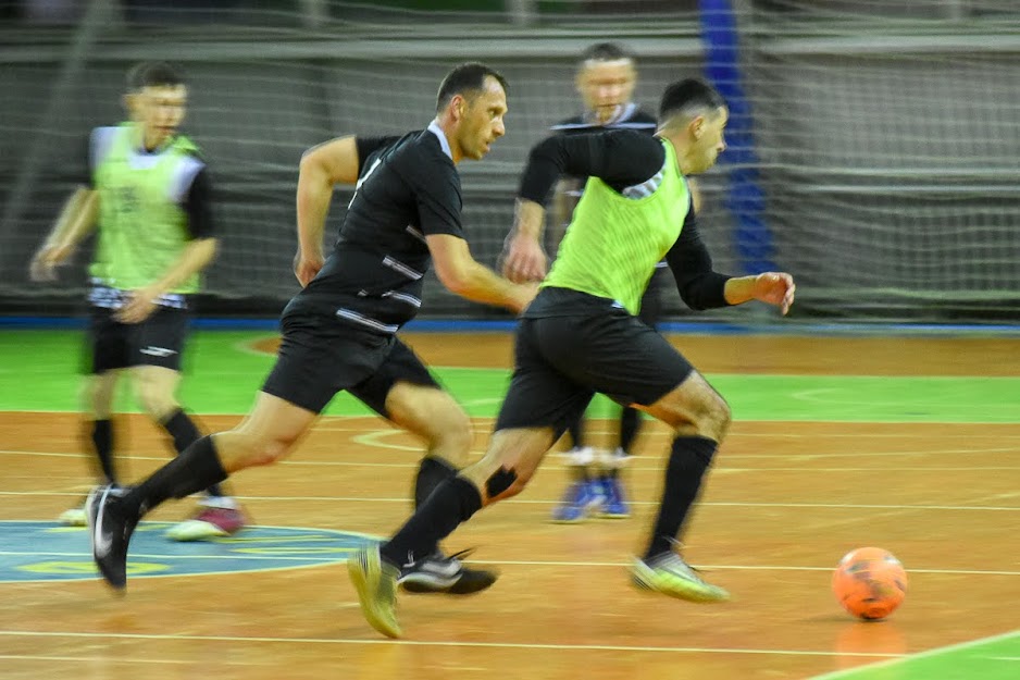 Group of people playing mini football Группа людей играющих в мини-футбол