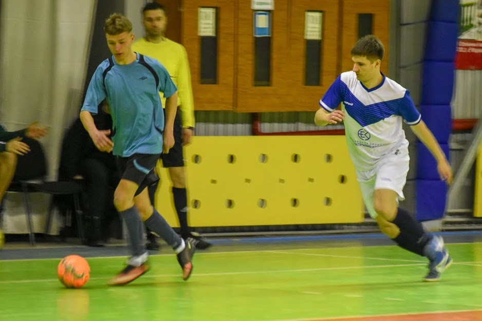 Group of people playing mini football Группа людей играющих в мини-футбол