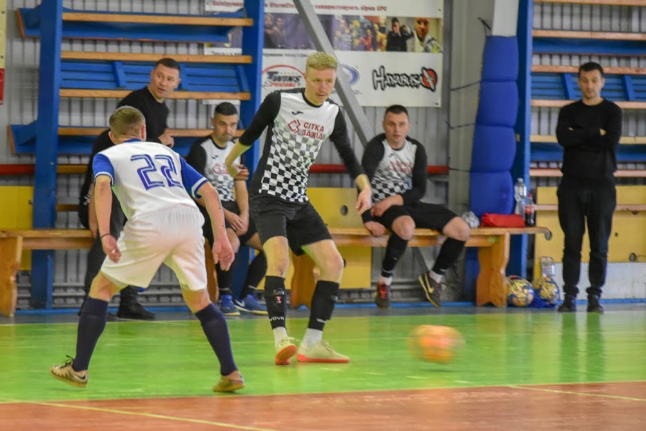 Group of people playing mini football Группа людей играющих в мини-футбол