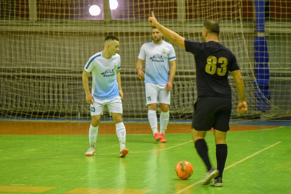 Group of people playing mini football Группа людей играющих в мини-футбол