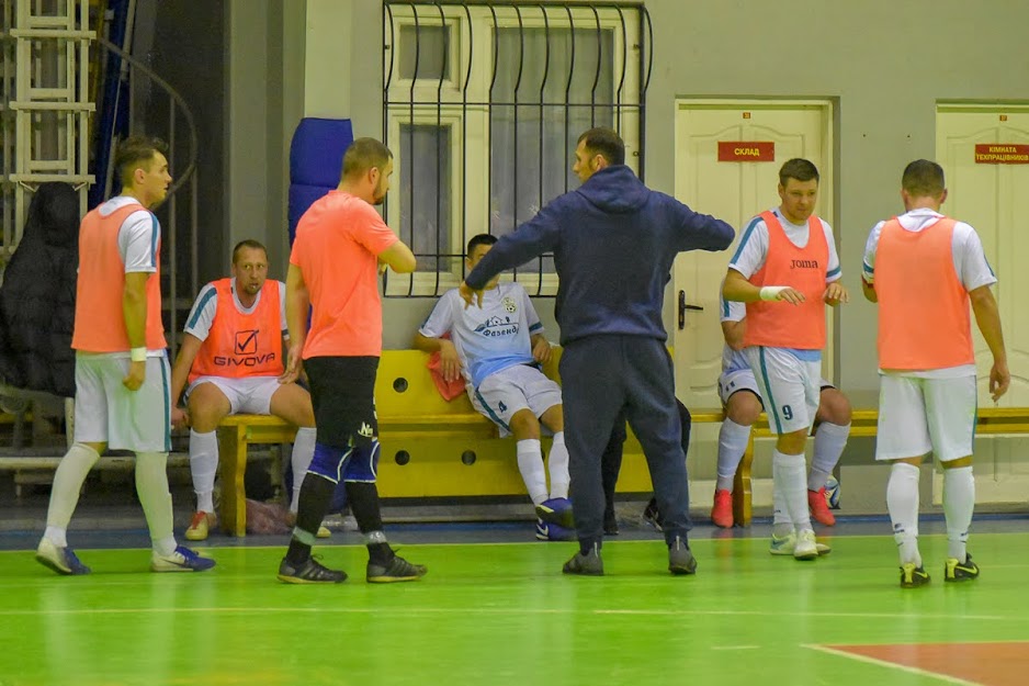 Group of people playing mini football Группа людей играющих в мини-футбол