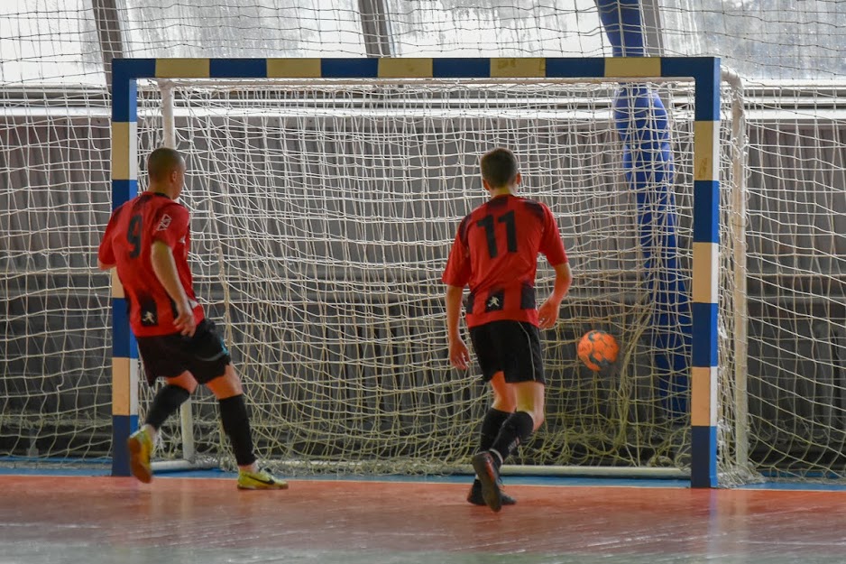 Group of people playing mini football Группа людей играющих в мини-футбол