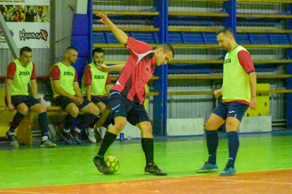 Group of people playing mini football Группа людей играющих в мини-футбол