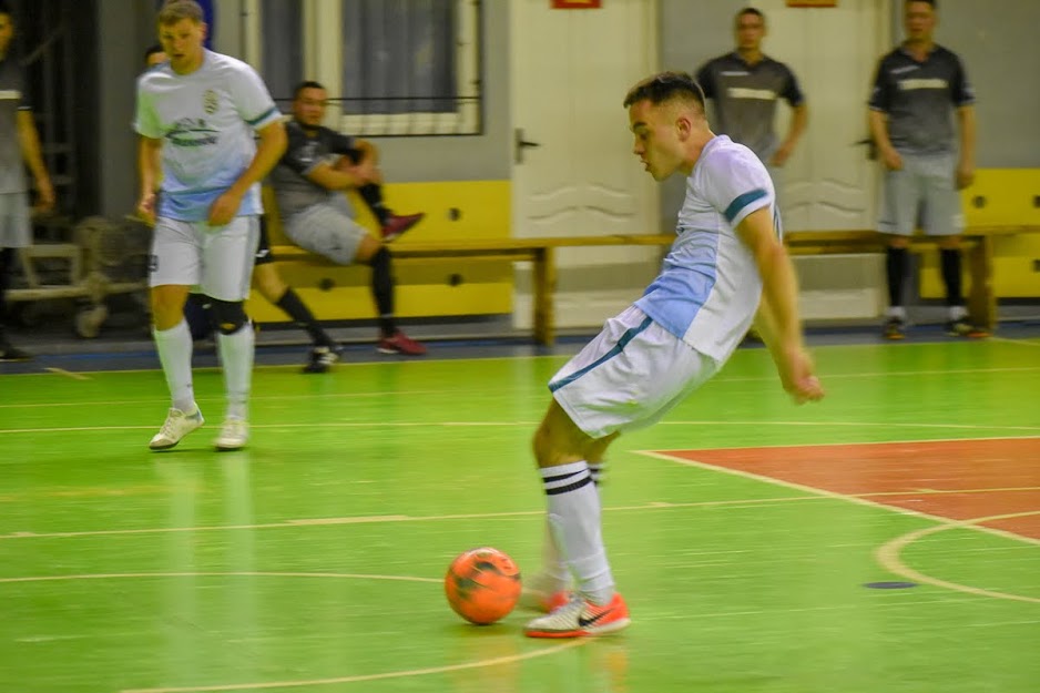 Group of people playing mini football Группа людей играющих в мини-футбол