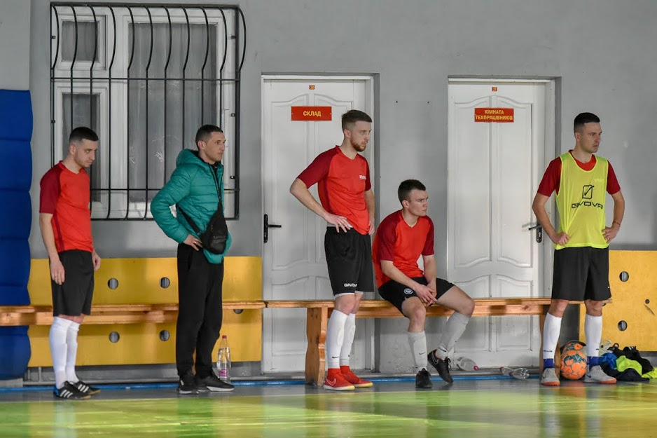 Group of people playing mini football Группа людей играющих в мини-футбол