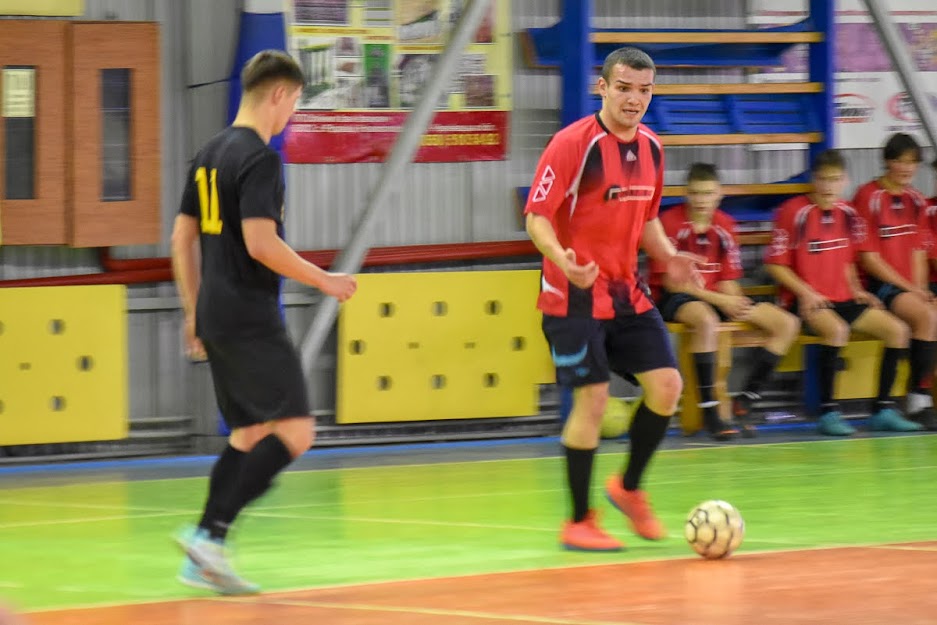 Group of people playing mini football Группа людей играющих в мини-футбол