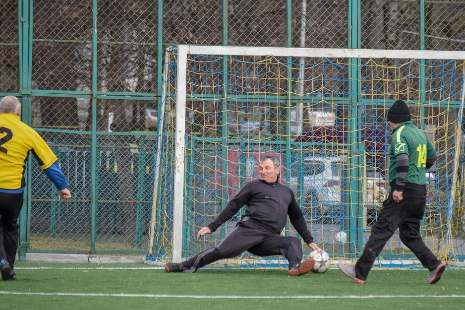 Group of people playing mini football Группа людей играющих в мини-футбол