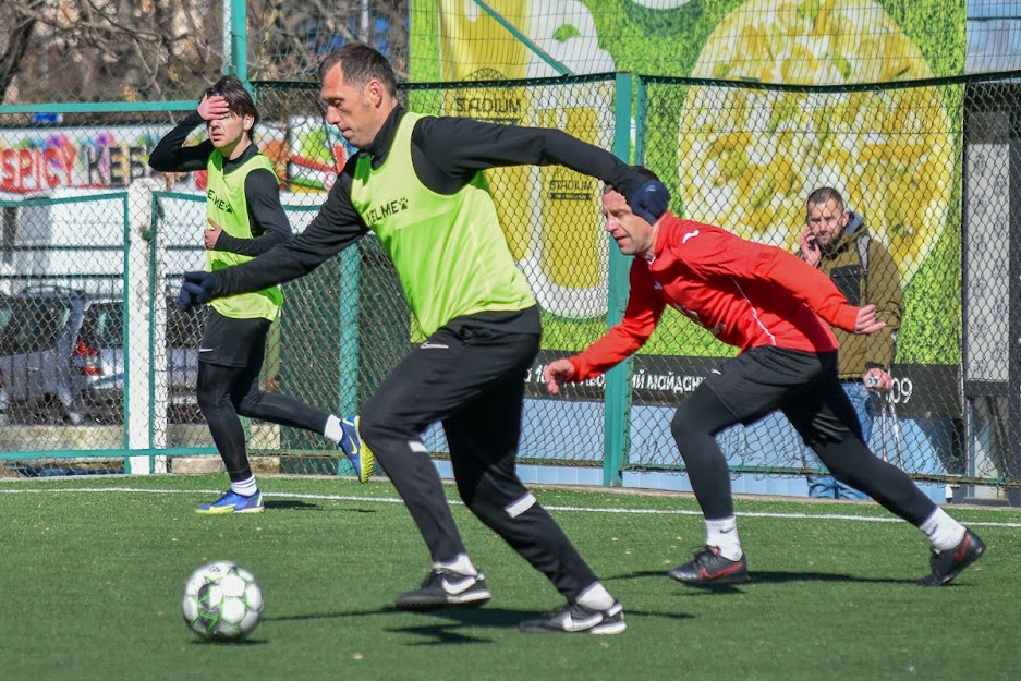 Group of people playing mini football Группа людей играющих в мини-футбол