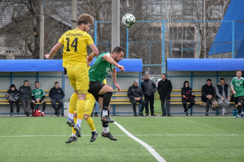 Group of people playing mini football Группа людей играющих в мини-футбол