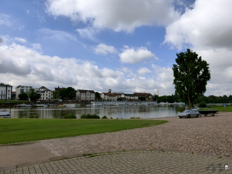 Cycling along the Neckar river from Mannheim to Heidelberg