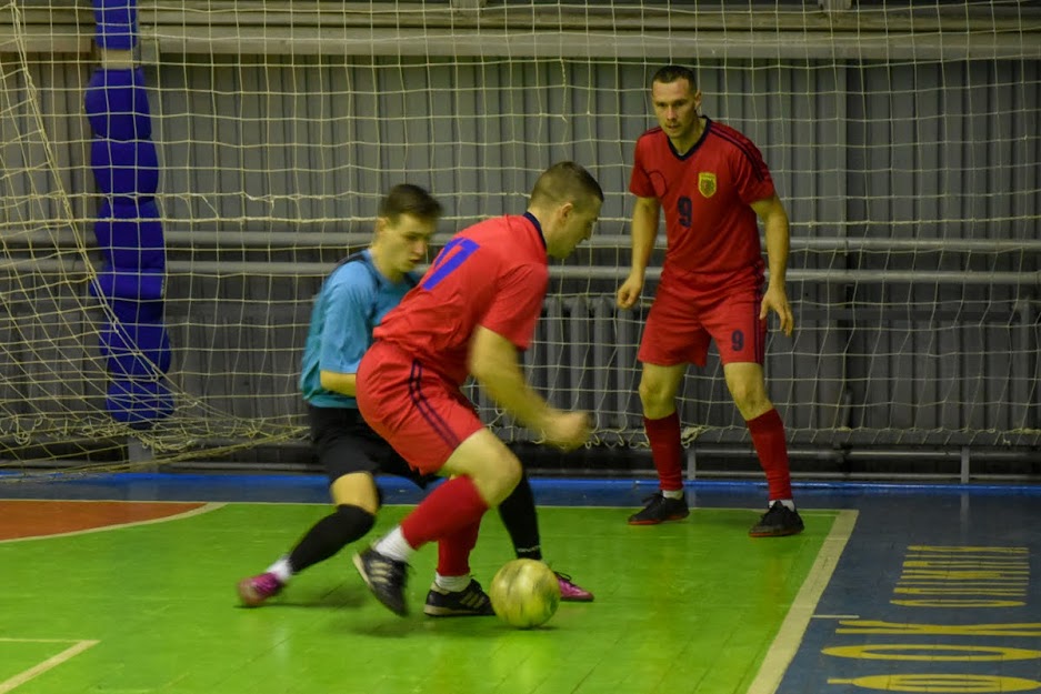 Group of people playing mini football Группа людей играющих в мини-футбол