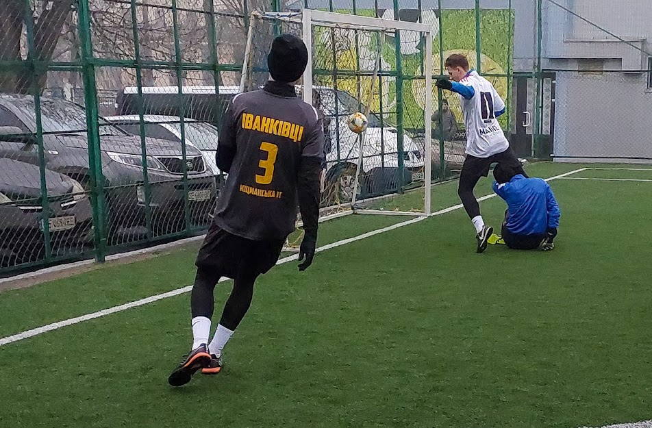 Group of people playing mini football Группа людей играющих в мини-футбол