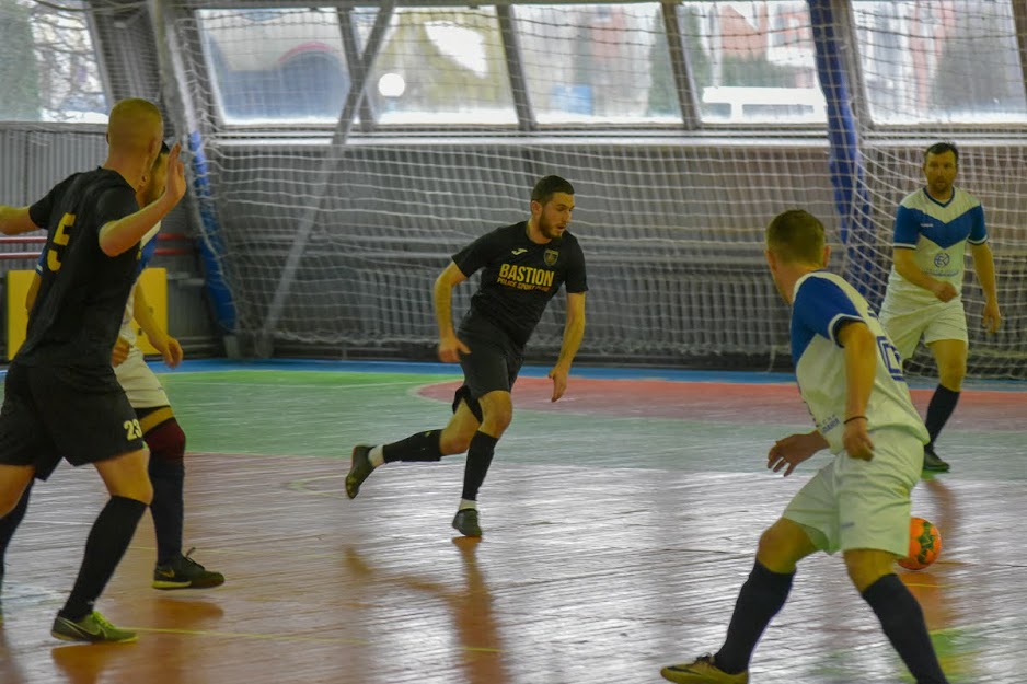 Group of people playing mini football Группа людей играющих в мини-футбол