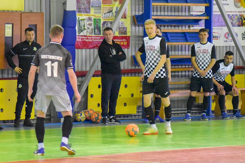 Group of people playing mini football Группа людей играющих в мини-футбол