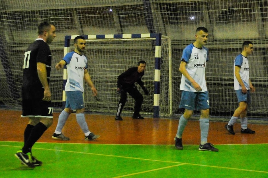 Group of people playing mini football Группа людей играющих в мини-футбол