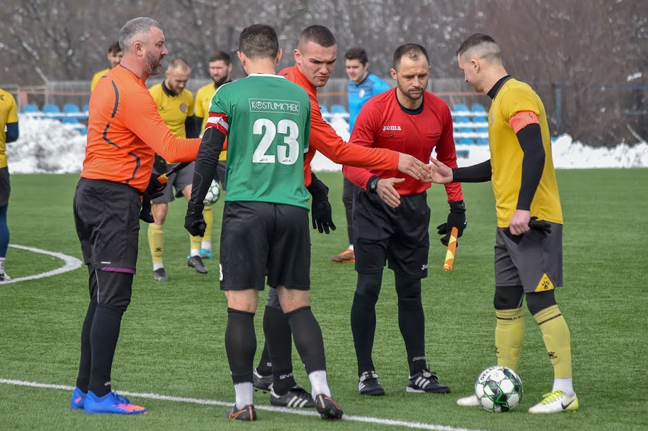 Group of people playing mini football Группа людей играющих в мини-футбол