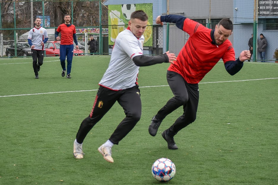 Group of people playing mini football Группа людей играющих в мини-футбол