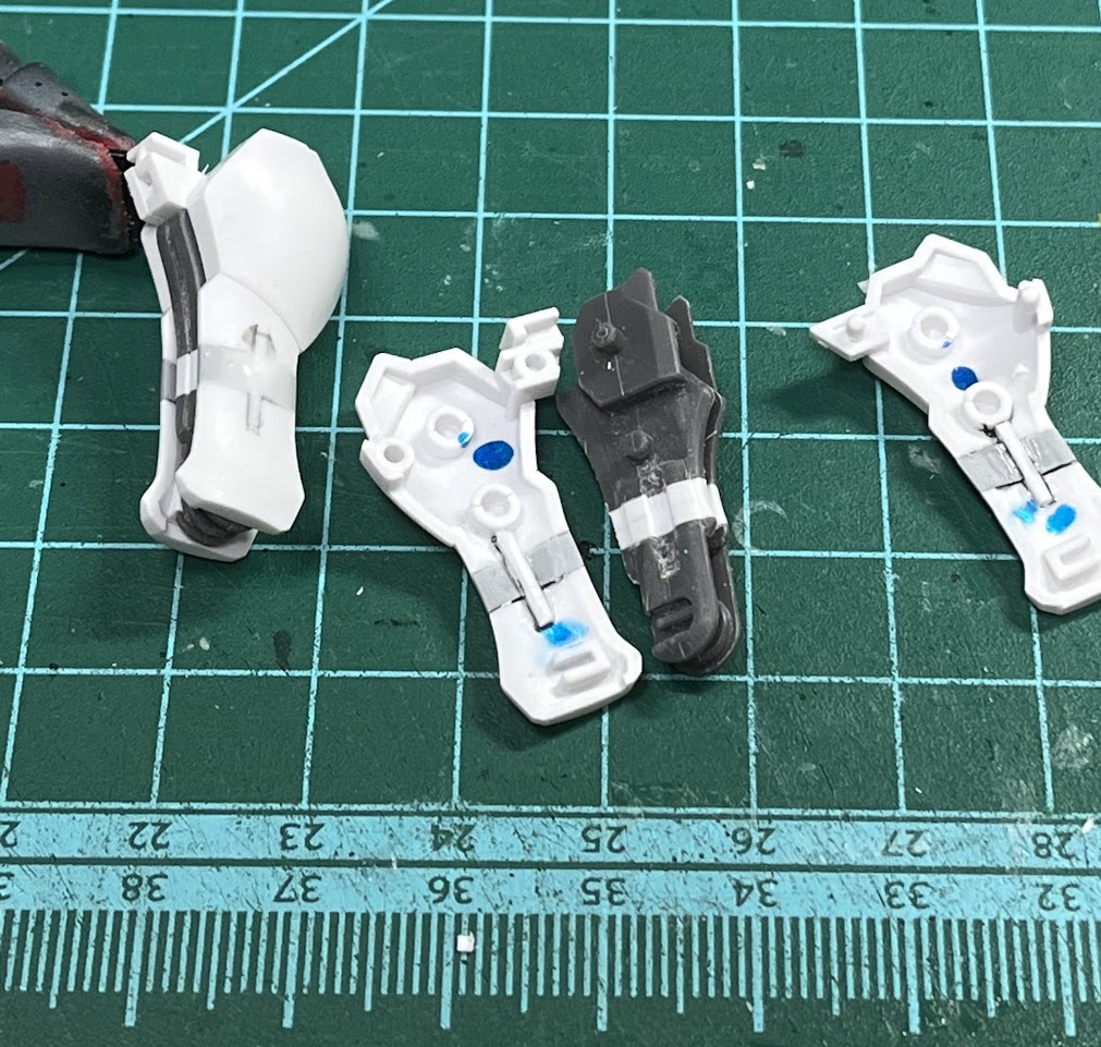 パテでもって成形した脛部分
