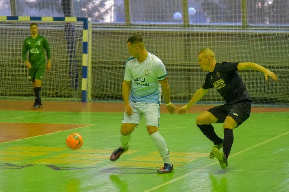 Group of people playing mini football Группа людей играющих в мини-футбол