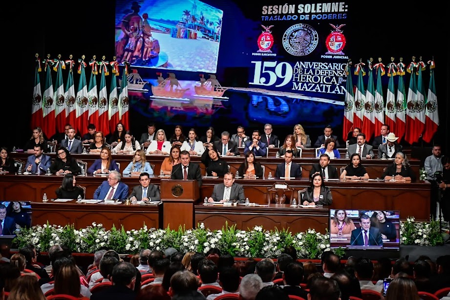 Congreso del Estado traslada poderes a Mazatlán en Sesión Solemne