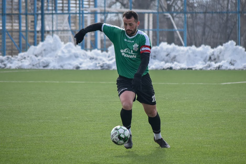 Group of people playing mini football Группа людей играющих в мини-футбол