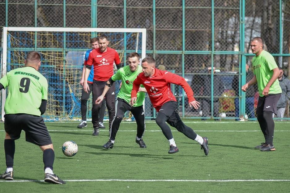 Group of people playing mini football Группа людей играющих в мини-футбол