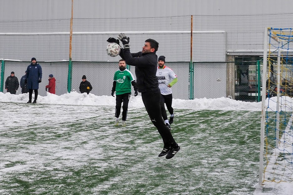 Group of people playing mini football Группа людей играющих в мини-футбол