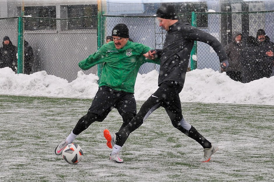 Group of people playing mini football Группа людей играющих в мини-футбол