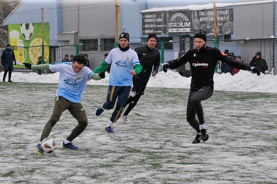 Group of people playing mini football Группа людей играющих в мини-футбол