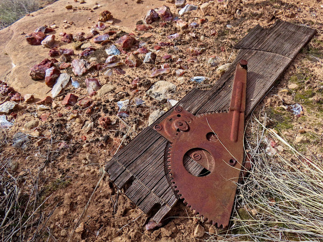 Window mechanism and chert pile