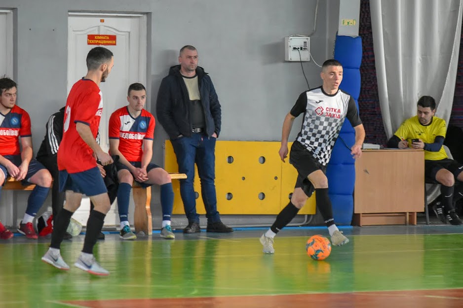 Group of people playing mini football Группа людей играющих в мини-футбол