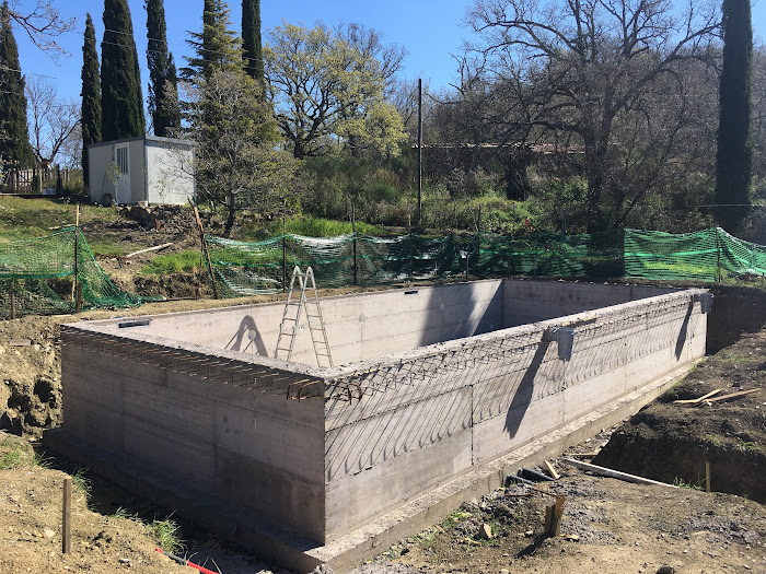 Podere Santa Pia, construction of an ideal swimmig pool, the formwork was removed