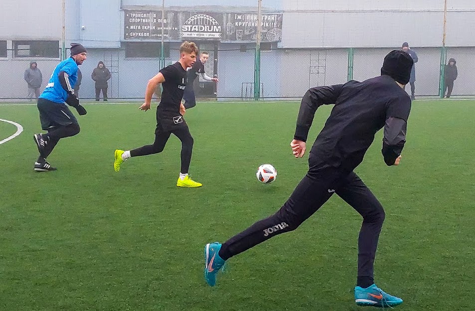 Group of people playing mini football Группа людей играющих в мини-футбол