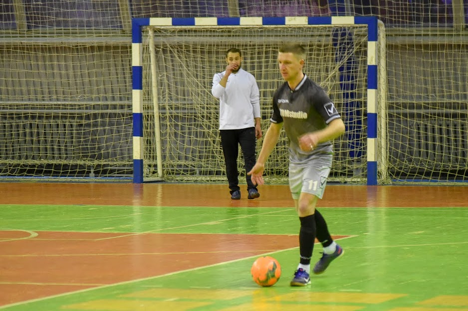 Group of people playing mini football Группа людей играющих в мини-футбол